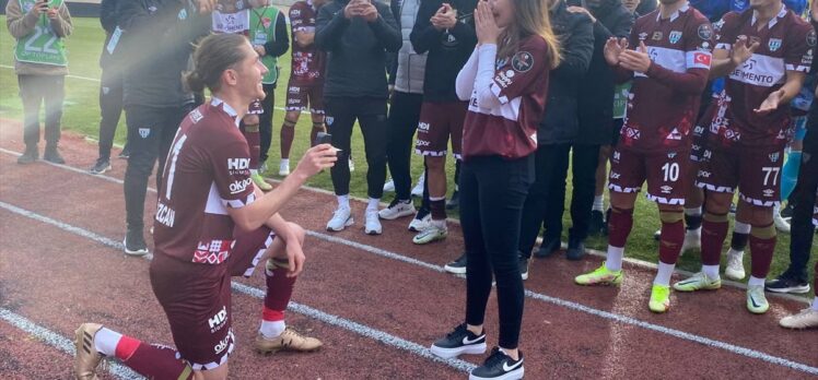 Bandırmasporlu Mehmet Özcan maç sonunda kız arkadaşına evlenme teklifinde bulundu