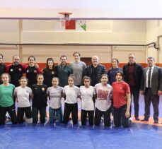 Başkan Şeref Eroğlu'ndan kadın milli güreşçilere ziyaret