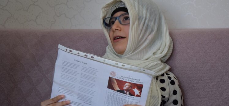 Bilecikli 11 yaşındaki özel öğrenci Meryem Feyza karnesini evinde aldı