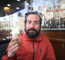 Bisikletle tura çıkan Şilili çift Kahramanmaraş'ta dondurma için mola verdi