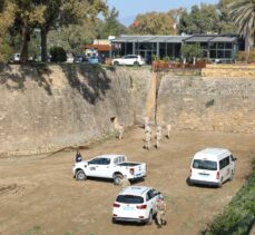 BM Barış Gücü, Kıbrıs'taki Taksim Sahası'nın girişine koyduğu bariyerleri kaldırıp dikenli tel çekti