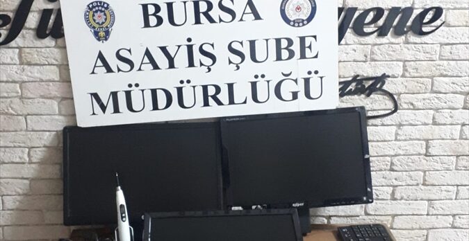 Bursa'da 4 hastaneden bilgisayar hırsızlığının 2 şüphelisi tutuklandı