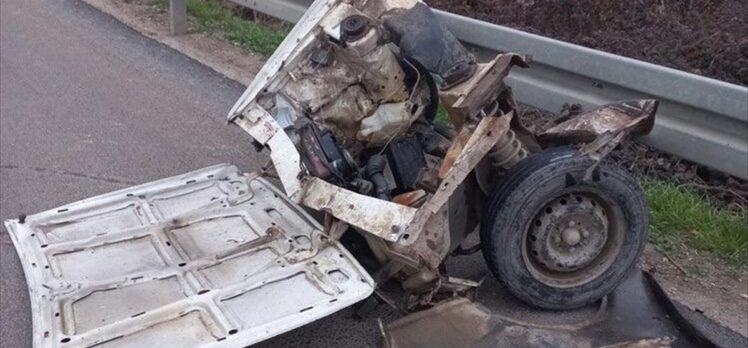 Bursa'da iki otomobilin çarpıştığı kazada 1'i ağır 3 kişi yaralandı