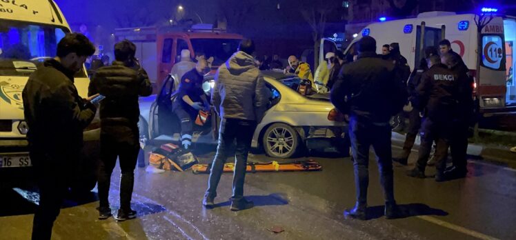 Bursa'da polisten kaçarken kaza yapan otomobildeki 1 kişi öldü, 4 kişi yaralandı