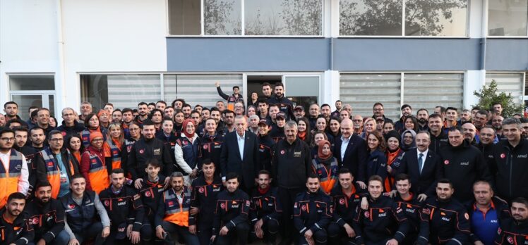 Cumhurbaşkanı Erdoğan, Antalya'daki sel afetinde görev yapan AFAD personeliyle bir araya geldi