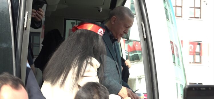 Cumhurbaşkanı Erdoğan, Bursa ziyaretinde üniversite öğrencisine kitabını imzaladı