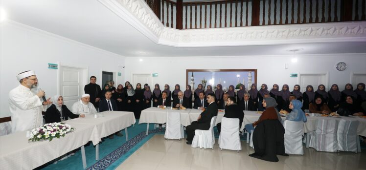 Diyanet İşleri Başkanı Erbaş, Tokat’ta Kur'an kurslarını ziyaret etti