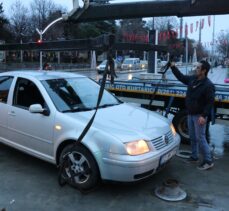 Edirne'de  bariyere takılan otomobil çekiciyle kurtarıldı