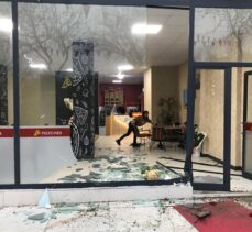Elazığ'da hafif ticari araç motosiklet ile iş yerinin vitrinine çarptı