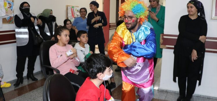 Erzurum'da hastanede yatan çocuklar palyaçolu sürprizle moral buldu