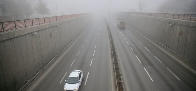 Eskişehir'de yoğun sis nedeniyle görüş mesafesi 50 metrenin altına kadar düştü
