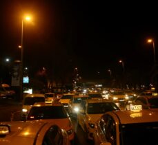 Fatih'te taksiciler, meslektaşlarının hayatını kaybettiği yere karanfil bıraktı