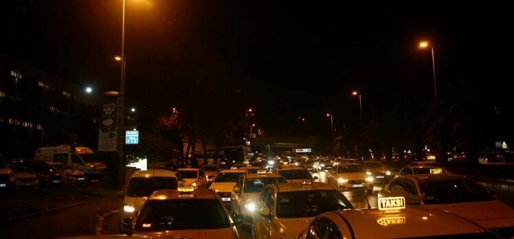 Fatih'te taksiciler, meslektaşlarının hayatını kaybettiği yere karanfil bıraktı