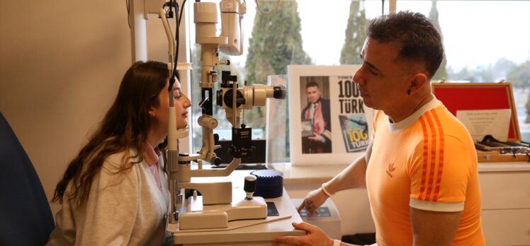 Gözünü kapatamayan hastalar göz kapaklarına takılan altınla tedavi ediliyor