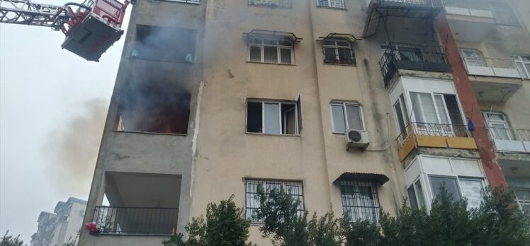 Hatay'da yangın çıkan apartman dairesinde hasar oluştu