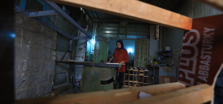 Irak'ta marangozluğu erkeklerin tekelinden çıkaran genç kadın mesleğinde iddialı