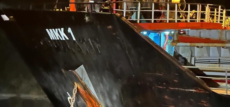 GÜNCELLEME – İstanbul Boğazı'ndaki gemi trafiği karaya oturan yük gemisi nedeniyle askıya alındı