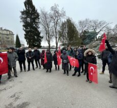 İsviçre'deki Türk toplumu, Kur'an-ı Kerim'in yakılmasını İsveç Büyükelçiliği önünde protesto etti