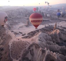 Kapadokya'da turistler yeni yılın ilk gününü gökyüzünde karşıladı