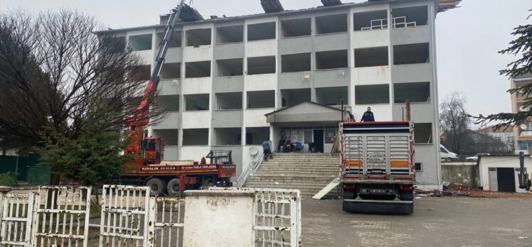 Karabük'te deprem dayanıklılık testini geçemeyen hükümet konağı yıkılıyor