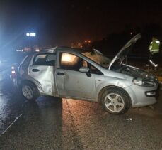 Kocaeli'de aydınlatma direğine çarpan otomobildeki 2 kişi yaralandı