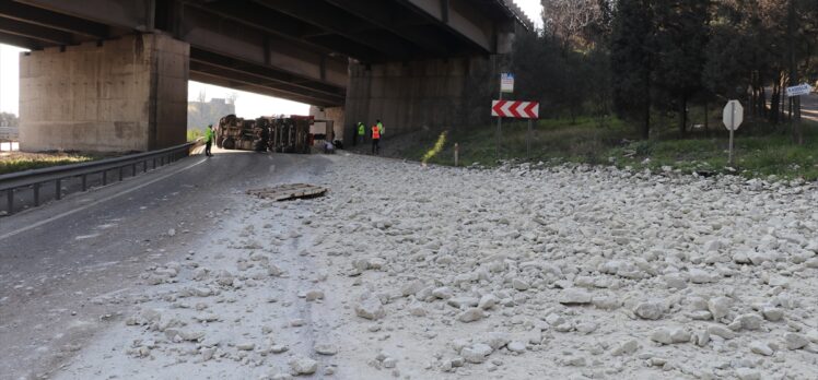 GÜNCELLEME – Kocaeli'de devrilen tır nedeniyle kapanan D-100'ün İstanbul yönü ulaşıma açıldı