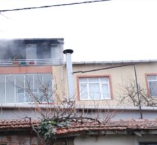 Maltepe'de 3 katlı binada çıkan yangın hasara yol açtı