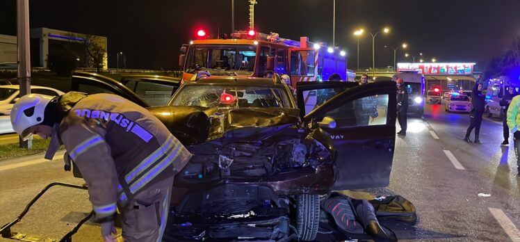 Maltepe'de minibüse çarpan otomobildeki 4 kişi yaralandı
