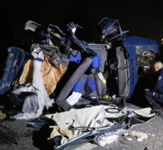 GÜNCELLEME – Manisa'da tırın arkadan çarptığı otomobilde 2 kişi öldü, 1 kişi yaralandı