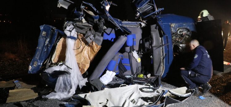 GÜNCELLEME – Manisa'da tırın arkadan çarptığı otomobilde 2 kişi öldü, 1 kişi yaralandı