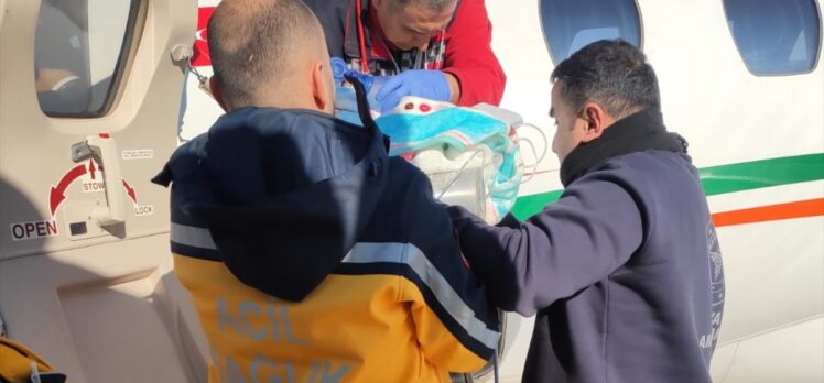 Mardin'de rahatsızlığı bulunan 5 aylık bebek, ambulans uçakla Ankara'ya sevk edildi
