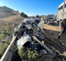 Mersin'de kamyon ile otomobilin çarpıştığı kazada 2 kişi öldü