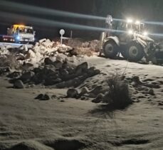 Mersin'de kar nedeniyle iki araçta mahsur kalan 5 kişi kurtarıldı