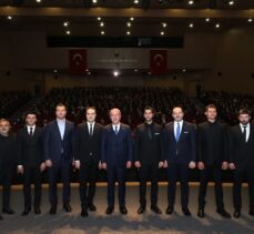 Milli Savunma Bakanı Akar ve komutanlar, Al Sancak dizisini oyuncularla birlikte izledi