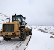 Muş'ta yüksek kesimlerde kardan kapanan grup köy yolu açıldı