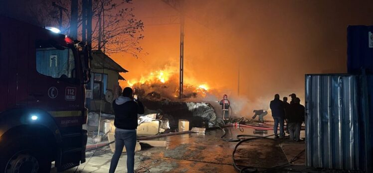 Sakarya'da geri dönüşüm tesisinde çıkan yangın kontrol altına alındı