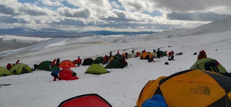 Sarıkamış Şehitleri anısına 63 dağcı Allahuekber Dağı'na tırmanıyor