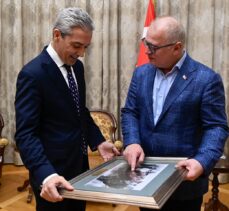 Sırbistan Ulaştırma Bakanı, Büyükelçi Aksoy'a 85 yıllık Sabiha Gökçen fotoğrafı hediye etti