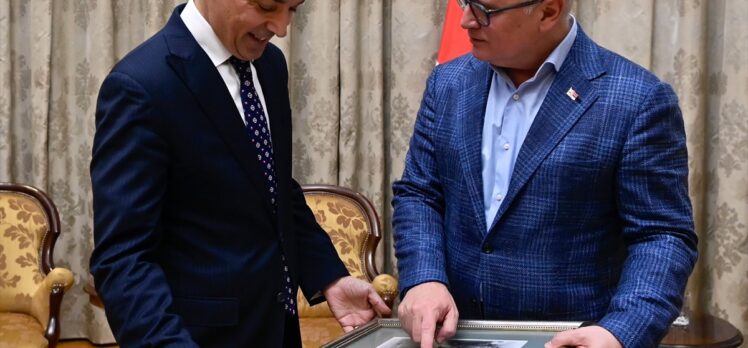 Sırbistan Ulaştırma Bakanı, Büyükelçi Aksoy'a 85 yıllık Sabiha Gökçen fotoğrafı hediye etti