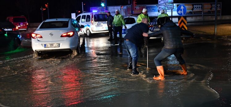 Sivas'ta içme suyu hattında patlama oldu, cadde ve sokakları su bastı