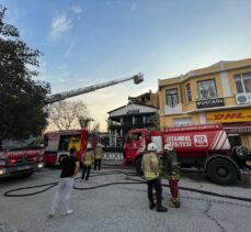 Sultanahmet Meydanı'nda iş yerinin çatı katında çıkan yangın söndürüldü
