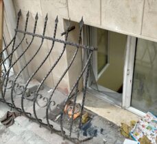 Sultangazi'de yanan dairede mahsur kalan iki çocuğu mahalleli kurtardı