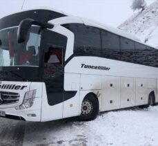 Tunceli'de buzlu yolda kayan yolcu otobüsü tabelaya çarptı