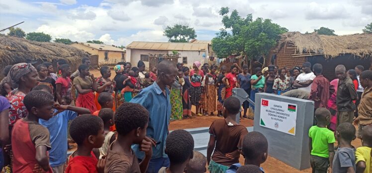 Üniversitelilerin bağışlarıyla Malavi'de su kuyusu açıldı
