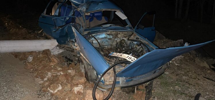 Uşak'ta beton elektrik direğine çarpan otomobilin sürücüsü öldü