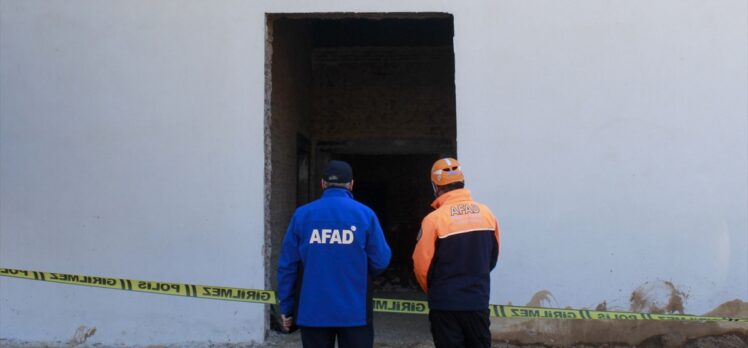 Uşak'ta bir inşaatta göçük altında kalan 2 kişi kurtarıldı