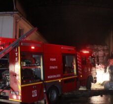 Uşak'ta geri dönüşüm fabrikasında çıkan yangında hasar oluştu