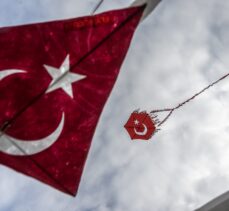 Üsküdar'da Türk bayraklı 150 uçurtma, boğazın üzerinde 225 metrelik zincir oluşturdu