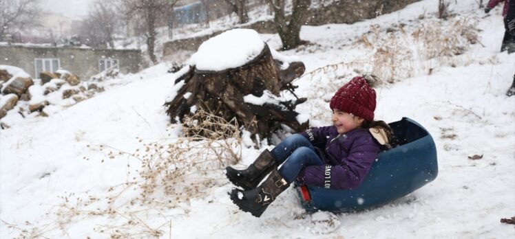 Van'da çocuklar kar yağışını eğlenceye dönüştürdü