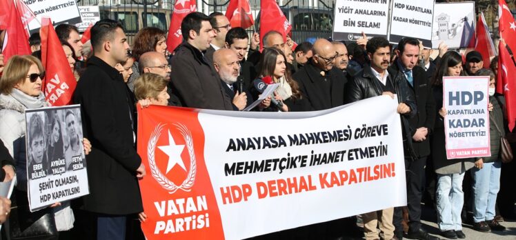 Vatan Partisi'nin HDP'nin kapatılması için AYM önünde başlattığı eylem sürüyor